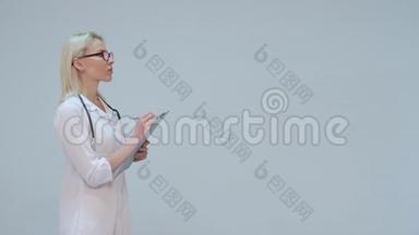 女医生穿着白色晨衣，听诊器微笑，<strong>记录仪</strong>器